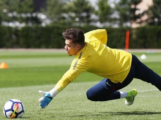 Nike Ederson.webp